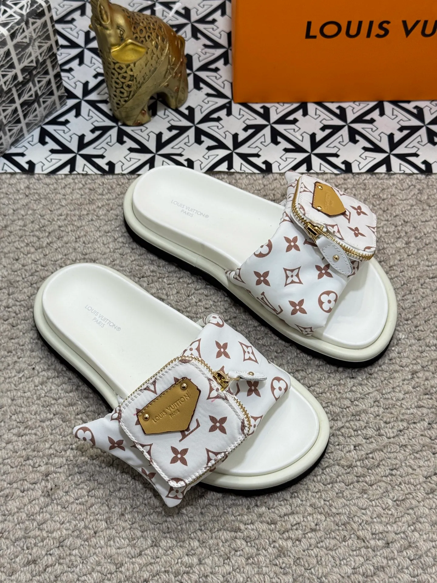 Men's shoes 💰400 [New style] 🦇🦇Top original order [Louis Vuitton] Couple style 👫Spring and summer style🎯🎯As an active family in the fashion industry ⭐ Lv is characterized by bold innovation ⚡Fabric down cloth🔥 Combined outsole, clean and tidy ⚡Fashionable and generous🌹Multiple colors available..Size: 36-44 (45 customized